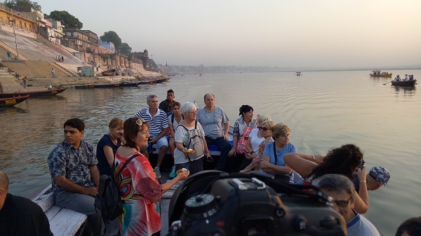 Paseo en barco al amanecer en el río Ganges, Varanasi