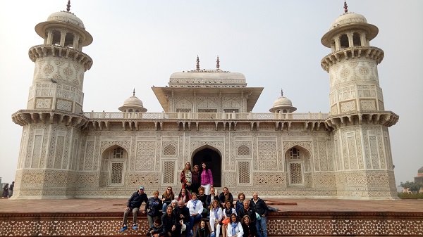Baby Taj (Itmad-Ud-Daulah) visita Agra con un grupo de México