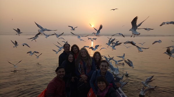 Paseo en barco al amanecer hasta el río Ganges en Varanasi