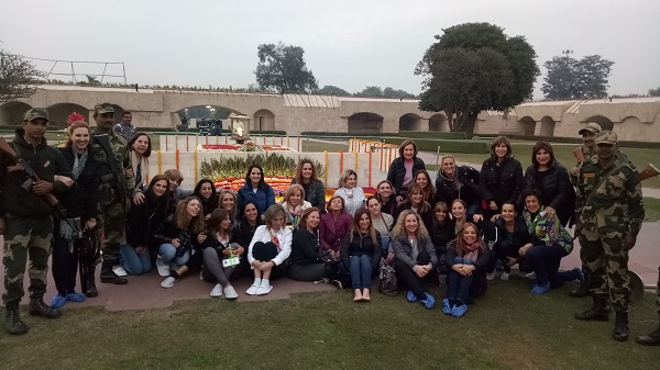 Grupo especial de mujeres mexicanas en Raj Ghat (monumento a Mahatma Gandhi), Delhi