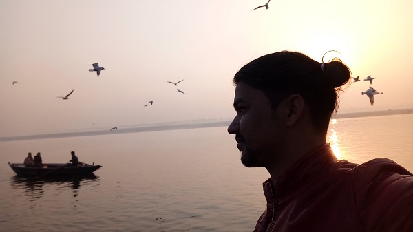 Guía Jay Rawat durante la visita del amanecer al río Ganga Varanasi
